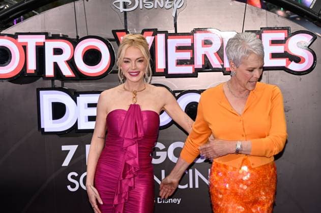 July 24, 2025, Mexico City, Ciudad de Mexico, Mexico: Actresses Jamie Lee Curtis and Lindsay Lohan pose for photos during the purple carpet for Freakier Friday movie at Cinepolis Toreo Parque Central. on July 24, 2025 in Mexico City, Mexico. Mexico City Mexico - ZUMAe321 20250724_zea_e321_115 Copyright: xCarlosxTischlerx