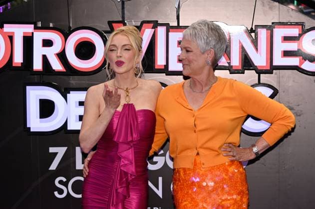 July 24, 2025, Mexico City, Ciudad de Mexico, Mexico: Actresses Jamie Lee Curtis and Lindsay Lohan pose for photos during the purple carpet for Freakier Friday movie at Cinepolis Toreo Parque Central. on July 24, 2025 in Mexico City, Mexico. Mexico City Mexico - ZUMAe321 20250724_zea_e321_153 Copyright: xCarlosxTischlerx