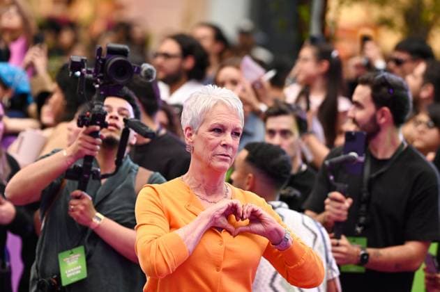 July 24, 2025, Mexico City, Ciudad de Mexico, Mexico: Actress Jamie Lee Curtis greets during the purple carpet for Freakier Friday movie at Cinepolis Toreo Parque Central. on July 24, 2025 in Mexico City, Mexico. Mexico City Mexico - ZUMAe321 20250724_zea_e321_045 Copyright: xCarlosxTischlerx