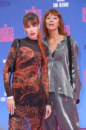 Lulu Gömann und Katrin Gömann bei der Premiere des Kinofilms Die nackte Kanone The Naked Gun im Kino UCI Luxe East Side Gallery. Berlin, 24.07.2025