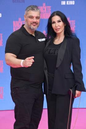 Imad Mardnli und Samia Mardnli bei der Premiere des Kinofilms Die nackte Kanone The Naked Gun im Kino UCI Luxe East Side Gallery. Berlin, 24.07.2025