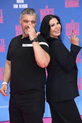 Imad Mardnli und Samia Mardnli bei der Premiere des Kinofilms Die nackte Kanone The Naked Gun im Kino UCI Luxe East Side Gallery. Berlin, 24.07.2025