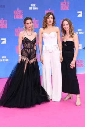 Karin Brettmeister, Jasmin Lord und Amelie Plaas-Link bei der Premiere des Kinofilms Die nackte Kanone The Naked Gun im Kino UCI Luxe East Side Gallery. Berlin, 24.07.2025
