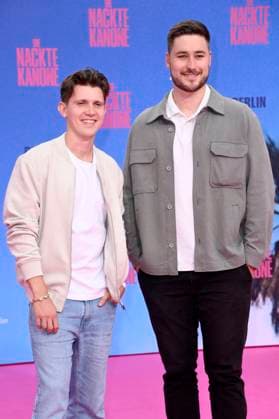 Lennart Betzgen mit Gast bei der Premiere des Kinofilms Die nackte Kanone The Naked Gun im Kino UCI Luxe East Side Gallery. Berlin, 24.07.2025