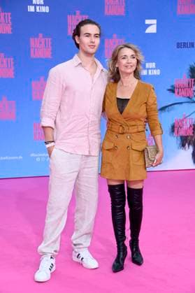 Tina Ruland mit Sohn Jahvis Rahmoune bei der Premiere des Kinofilms Die nackte Kanone The Naked Gun im Kino UCI Luxe East Side Gallery. Berlin, 24.07.2025