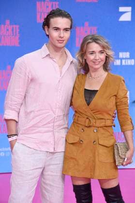 Tina Ruland mit Sohn Jahvis Rahmoune bei der Premiere des Kinofilms Die nackte Kanone The Naked Gun im Kino UCI Luxe East Side Gallery. Berlin, 24.07.2025