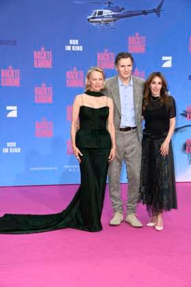 Pamela Anderson, Liam Neeson und Erica Huggins bei der Premiere des Kinofilms Die nackte Kanone The Naked Gun im Kino UCI Luxe East Side Gallery. Berlin, 24.07.2025