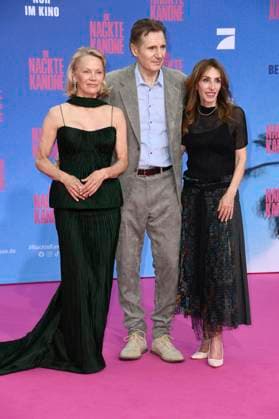 Pamela Anderson, Liam Neeson und Erica Huggins bei der Premiere des Kinofilms Die nackte Kanone The Naked Gun im Kino UCI Luxe East Side Gallery. Berlin, 24.07.2025