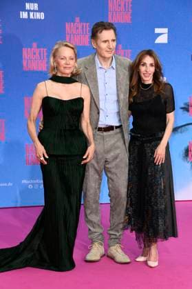 Pamela Anderson, Liam Neeson und Erica Huggins bei der Premiere des Kinofilms Die nackte Kanone The Naked Gun im Kino UCI Luxe East Side Gallery. Berlin, 24.07.2025