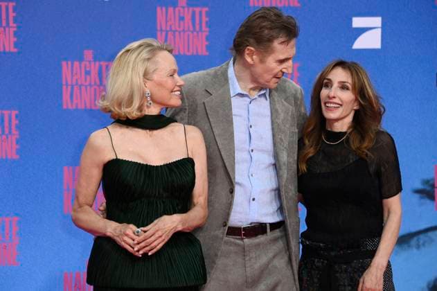 Pamela Anderson, Liam Neeson und Erica Huggins bei der Premiere des Kinofilms Die nackte Kanone The Naked Gun im Kino UCI Luxe East Side Gallery. Berlin, 24.07.2025