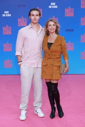 24.07.2025 , Jahvis Rahmoune und Mutter Tina Ruland zur Deutschlandpremiere von Die Nackte Kanone, UCI Luxe East Side Gallery, Berlin, Berlin