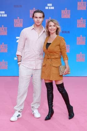 24.07.2025 , Jahvis Rahmoune und Mutter Tina Ruland zur Deutschlandpremiere von Die Nackte Kanone, UCI Luxe East Side Gallery, Berlin, Berlin