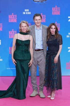 24.07.2025 , Liam Neeson, Pamela Anderson und Produzentin Erica Huggins zur Deutschlandpremiere von Die Nackte Kanone, UCI Luxe East Side Gallery, Berlin, Berlin