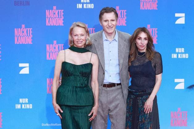 24.07.2025 , Liam Neeson, Pamela Anderson und Produzentin Erica Huggins zur Deutschlandpremiere von Die Nackte Kanone, UCI Luxe East Side Gallery, Berlin, Berlin