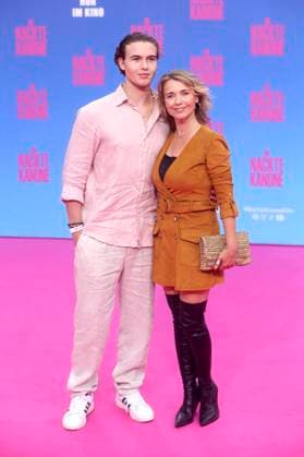 Tina Ruland mit Sohn Jahvis Rahmoune bei der Premiere des Kinofilms Die nackte Kanone The Naked Gun im Kino UCI Luxe East Side Gallery. Berlin, 24.07.2025