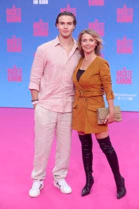 Tina Ruland mit Sohn Jahvis Rahmoune bei der Premiere des Kinofilms Die nackte Kanone The Naked Gun im Kino UCI Luxe East Side Gallery. Berlin, 24.07.2025