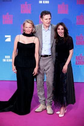 Pamela Anderson, Liam Neeson und Erica Huggins bei der Premiere des Kinofilms Die nackte Kanone The Naked Gun im Kino UCI Luxe East Side Gallery. Berlin, 24.07.2025