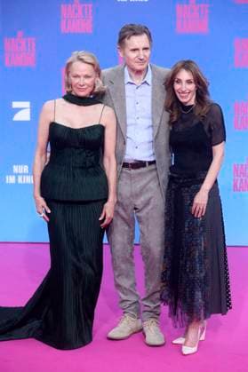 Pamela Anderson, Liam Neeson und Erica Huggins bei der Premiere des Kinofilms Die nackte Kanone The Naked Gun im Kino UCI Luxe East Side Gallery. Berlin, 24.07.2025