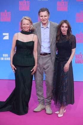Pamela Anderson, Liam Neeson und Erica Huggins bei der Premiere des Kinofilms Die nackte Kanone The Naked Gun im Kino UCI Luxe East Side Gallery. Berlin, 24.07.2025