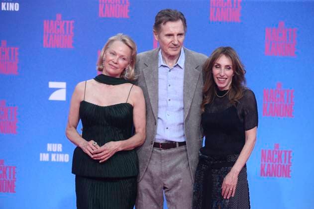 Pamela Anderson, Liam Neeson und Erica Huggins bei der Premiere des Kinofilms Die nackte Kanone The Naked Gun im Kino UCI Luxe East Side Gallery. Berlin, 24.07.2025