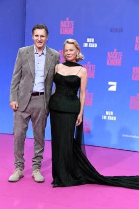 Liam Neeson und Pamela Anderson bei der Deutschlandpremiere von DIE NACKTE KANONE in Berlin am 24.07.2025
