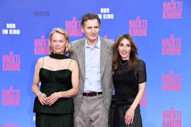 Pamela Anderson, Liam Neeson und Pamela Anderson und Liam Neeson bei der Deutschlandpremiere von DIE NACKTE KANONE in Berlin am 24.07.2025