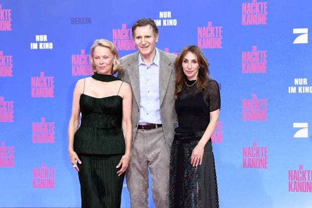Pamela Anderson, Liam Neeson und Pamela Anderson und Liam Neeson bei der Deutschlandpremiere von DIE NACKTE KANONE in Berlin am 24.07.2025