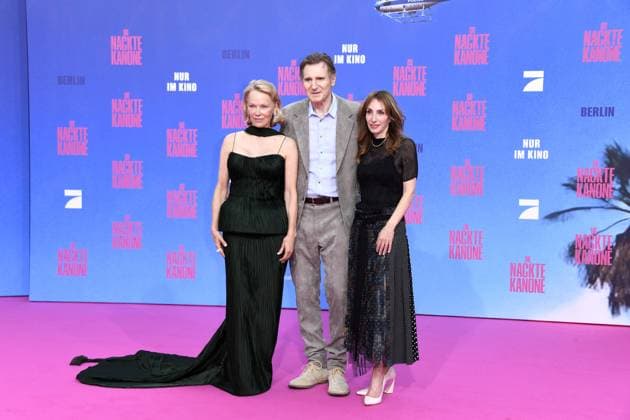 Pamela Anderson, Liam Neeson und Pamela Anderson und Liam Neeson bei der Deutschlandpremiere von DIE NACKTE KANONE in Berlin am 24.07.2025