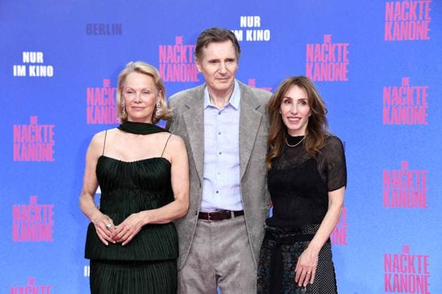 Pamela Anderson, Liam Neeson und Pamela Anderson und Liam Neeson bei der Deutschlandpremiere von DIE NACKTE KANONE in Berlin am 24.07.2025