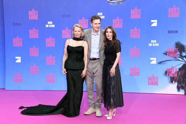 Pamela Anderson, Liam Neeson und Pamela Anderson und Liam Neeson bei der Deutschlandpremiere von DIE NACKTE KANONE in Berlin am 24.07.2025