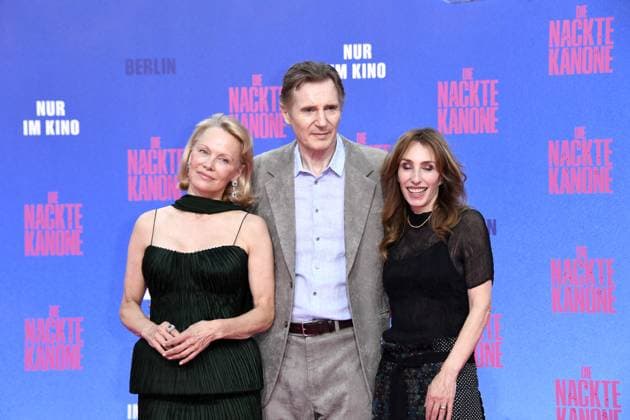 Pamela Anderson, Liam Neeson und Pamela Anderson und Liam Neeson bei der Deutschlandpremiere von DIE NACKTE KANONE in Berlin am 24.07.2025
