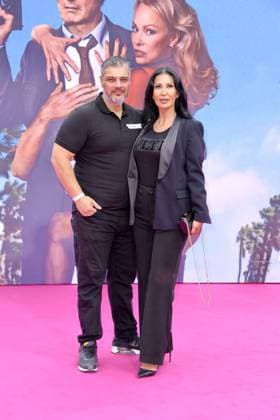 Imad Mardnli und Samia Mardnli bei der Deutschlandpremiere von DIE NACKTE KANONE in Berlin am 24.07.2025