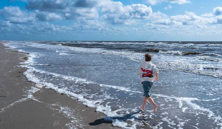 Ein Junge laeuft am Strand von St. Peter-Ording entlang 19.06.2025 *** A boy runs along the beach of St Peter Ording 19 06 2025