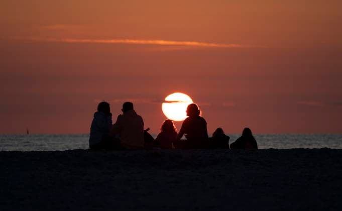 Ein Gruppe junger Menschen beobachtet am Strand von St. Peter-Ording die im Westen untergehende Sonne Strand St. Peter-Ording 20.06.2025 *** A group of young people watch the sun setting in the west on the beach at St Peter Ording Beach St Peter Ording 20 06 2025