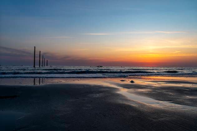 Die Sonne geht am Strand unter St. Peter-Ording 20.06.2025 *** The sun sets on the beach St Peter Ording 20 06 2025
