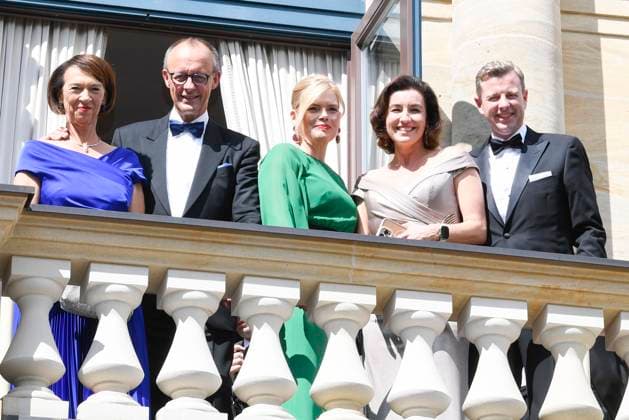 Bundeskanzler Friedrich Merz und seine Ehefrau Charlotte Gass, Julia Kloeckner, Dorothee Baer und Oliver Baer bei der Eroeffnung der Bayreuther Festspiele am 25.07.2025 im Festspielhaus in Bayreuth Bayreuther Wagner Festspiele Eroeffnung 2025 mit der Die Meistersinger von Nuernberg Premiere *** Federal Chancellor Friedrich Merz and his wife Charlotte Gass, Julia Kloeckner, Dorothee Baer and Oliver Baer at the opening of the Bayreuth Festival on 25 July 2025 at the Festspielhaus in Bayreuth Bayreuth Wagner Festival Opening 2025 with the premiere of Die Meistersinger von Nuernberg 