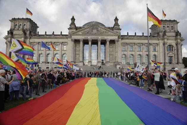 Bilder des Jahres 2025, News 07 Juli Deutschland, Berlin, Demonstration vor dem Bundestag, Regenbogenflagge vor dem Bundestag *** Germany, Berlin, Demonstration in front of the Bundestag, Rainbow flag in front of the Bundestag