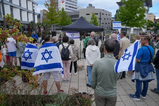 Solidaritätskundgebung nahe dem Restaurant Jaffa in Freiburg am 25.07.2025, Reaktion auf Attacke mit Eiern auf ein israelisches Restaurant, Antisemitismus, Israelfeindlichkeit, Antizionismus, Delegitimierung, Antijudaismus, Hamas, Hisbollah, Westjordanland, Gaza, Zweistaatenlösung, Okkupation, Menschenrechtsverletzungen, Terroranschläge, Raketenangriffe, IDF, Fatah, Jerusalemkonflikt, Diskriminierung, Friedensgespräche, Mediendarstellung, Hassrede, Islamismus, Meinungsfreiheit, Israel, Demonstration Freiburg Deutschland *** Solidarity rally near the Jaffa restaurant in Freiburg on 25 07 2025, reaction to attack with eggs on an Israeli restaurant, anti-Semitism, hostility towards Israel, anti-Zionism, delegitimization, anti-Juda Copyright: xArnexAmbergx