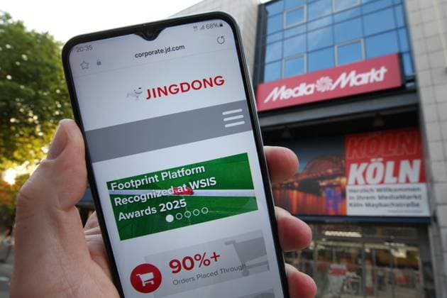 RECORD DATE NOT STATED Ein Mann hält vor einer geschlossenen Filiale von Media Markt in Köln sein Smartphone in der Hand. Darauf ist die Website des chinesischen Internetunternehmens JD.com Inc. geöffnet, der die multinationale Einzelhandelskette übernehmen möchte. Symbolbild Symbolfoto. Köln Nordrhein-Westfalen *** A man holds his smartphone in front of a closed Media Markt store in Cologne The website of the Chinese internet company JD com Inc, which wants to take over the multinational retail chain, is open on it Symbolic photo Cologne North Rhine-Westphalia