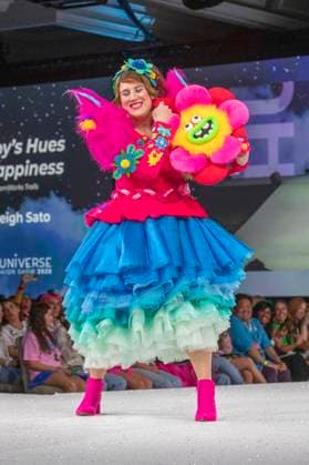 Model bei der 11. jährlichen Her Universe Fashion Show auf der San Diego Comic-Con International 2025 im Manchester Grand Hyatt. San Diego, 24.07.2025
