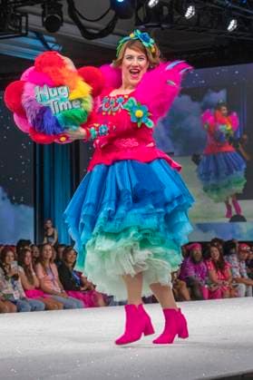 Model bei der 11. jährlichen Her Universe Fashion Show auf der San Diego Comic-Con International 2025 im Manchester Grand Hyatt. San Diego, 24.07.2025