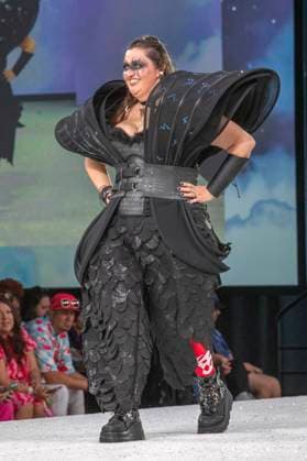 Model bei der 11. jährlichen Her Universe Fashion Show auf der San Diego Comic-Con International 2025 im Manchester Grand Hyatt. San Diego, 24.07.2025