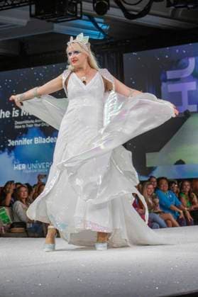 Model bei der 11. jährlichen Her Universe Fashion Show auf der San Diego Comic-Con International 2025 im Manchester Grand Hyatt. San Diego, 24.07.2025