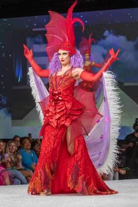 Model bei der 11. jährlichen Her Universe Fashion Show auf der San Diego Comic-Con International 2025 im Manchester Grand Hyatt. San Diego, 24.07.2025