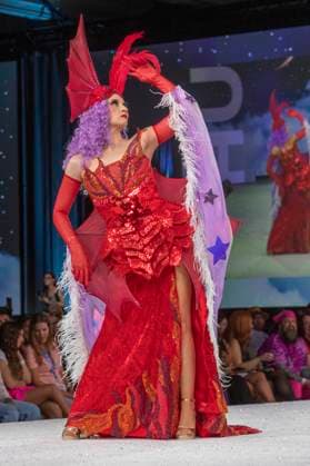 Model bei der 11. jährlichen Her Universe Fashion Show auf der San Diego Comic-Con International 2025 im Manchester Grand Hyatt. San Diego, 24.07.2025