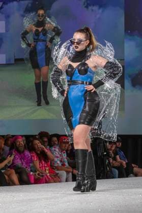 Model bei der 11. jährlichen Her Universe Fashion Show auf der San Diego Comic-Con International 2025 im Manchester Grand Hyatt. San Diego, 24.07.2025