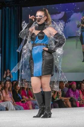 Model bei der 11. jährlichen Her Universe Fashion Show auf der San Diego Comic-Con International 2025 im Manchester Grand Hyatt. San Diego, 24.07.2025