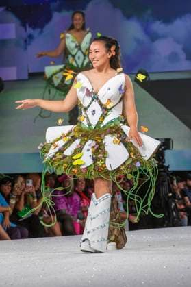 Model bei der 11. jährlichen Her Universe Fashion Show auf der San Diego Comic-Con International 2025 im Manchester Grand Hyatt. San Diego, 24.07.2025