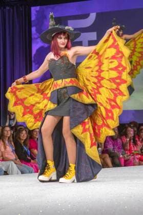 Model bei der 11. jährlichen Her Universe Fashion Show auf der San Diego Comic-Con International 2025 im Manchester Grand Hyatt. San Diego, 24.07.2025