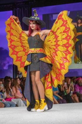 Model bei der 11. jährlichen Her Universe Fashion Show auf der San Diego Comic-Con International 2025 im Manchester Grand Hyatt. San Diego, 24.07.2025